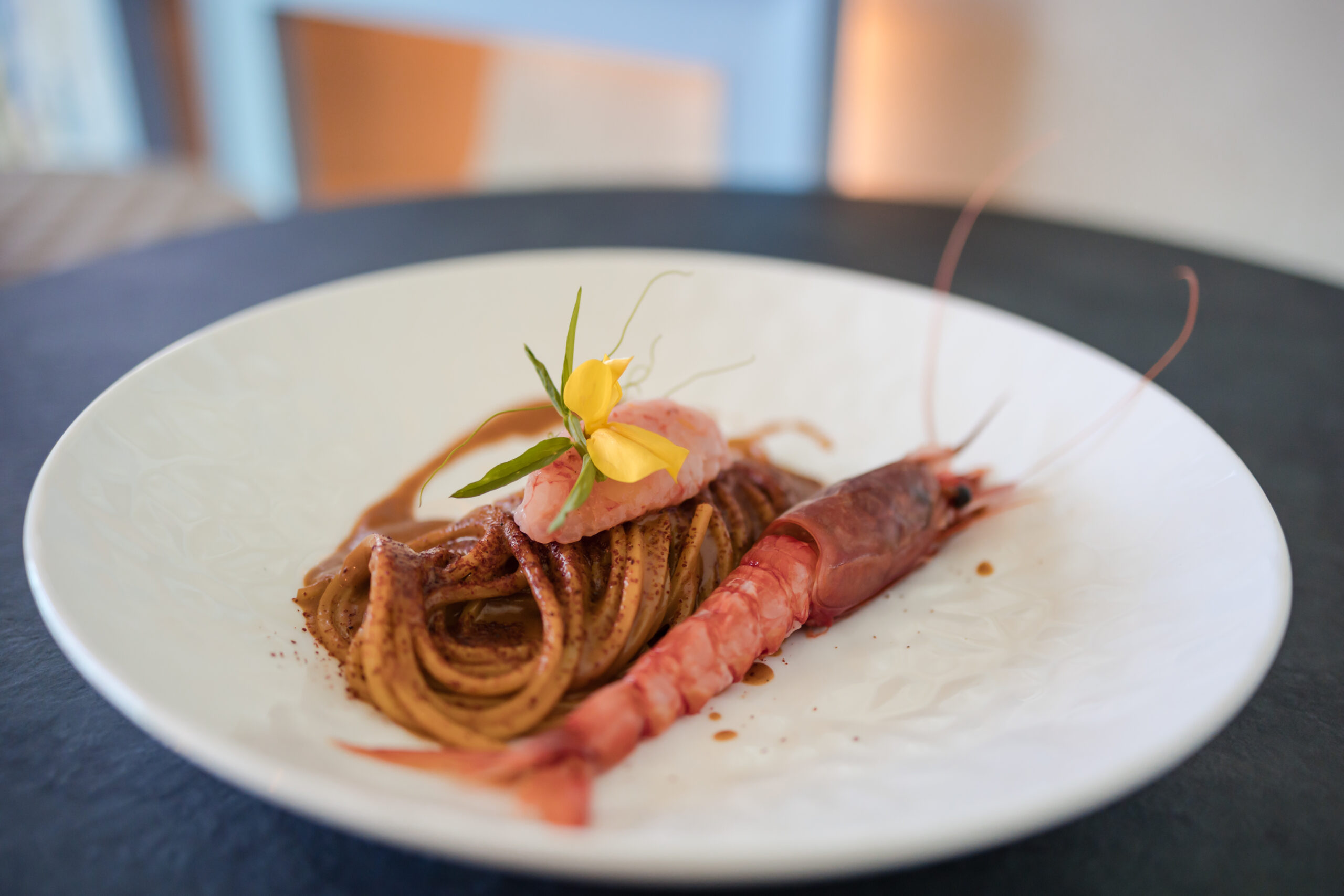 primo piano su un piatto di spaghettoni con gambero rosso del tirreno