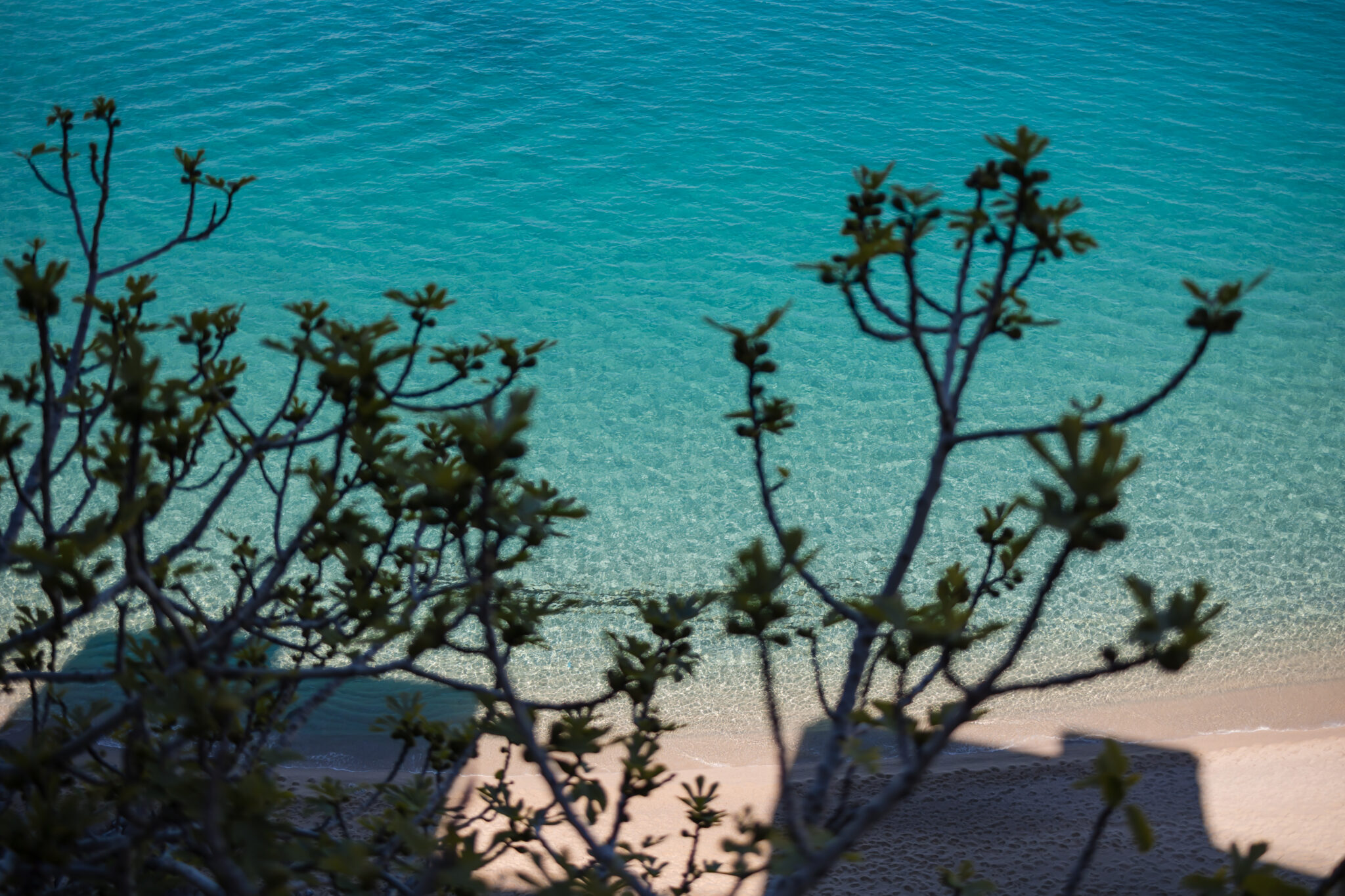 vista dal balcone del Deodato Lounge Bistrot sul mare di Tropea, nella spiaggia accanto il santuario di Santa Maria dell'Isola di Tropea