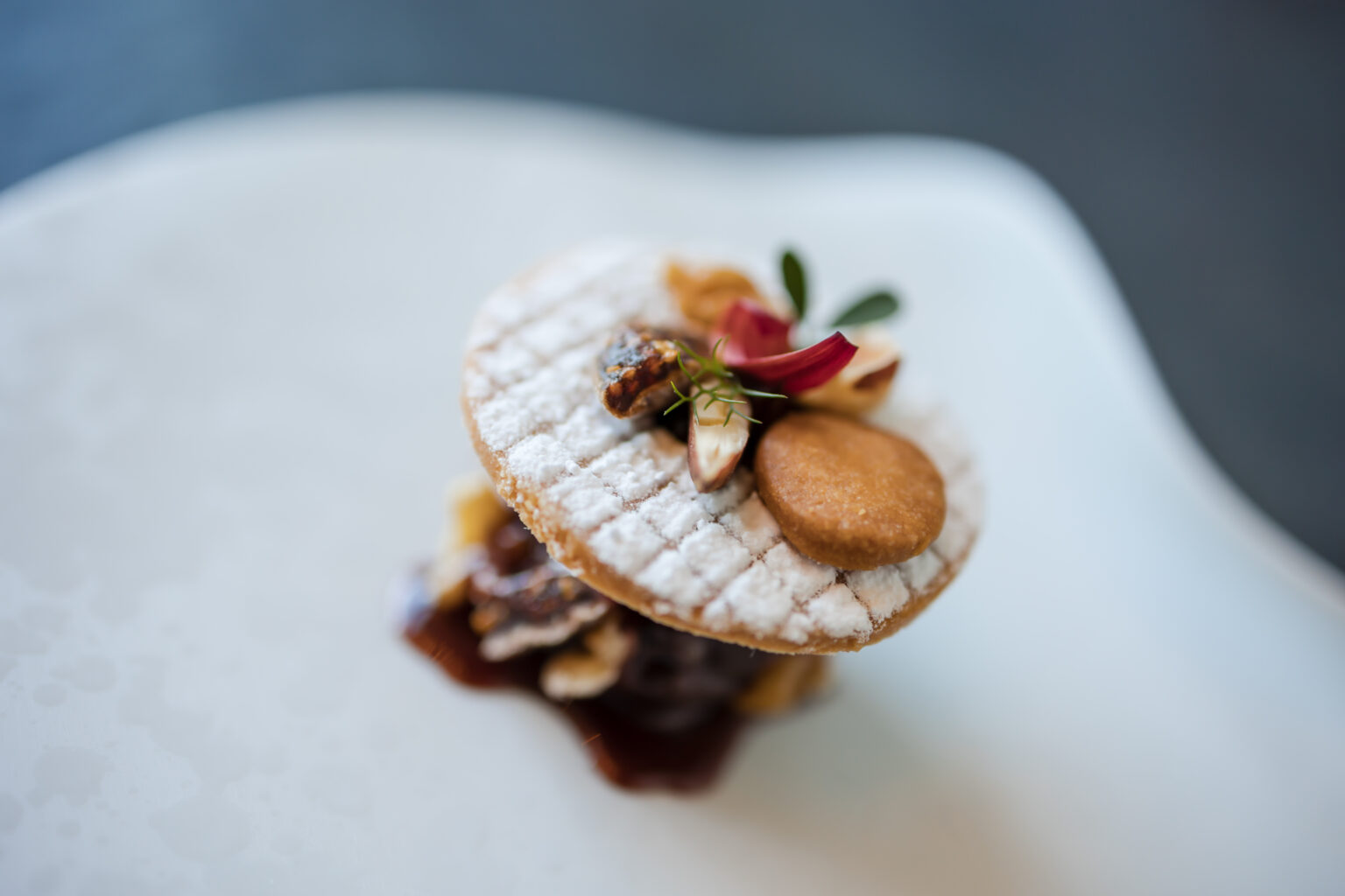 Dessert tradizionale su un piatto bianco di design