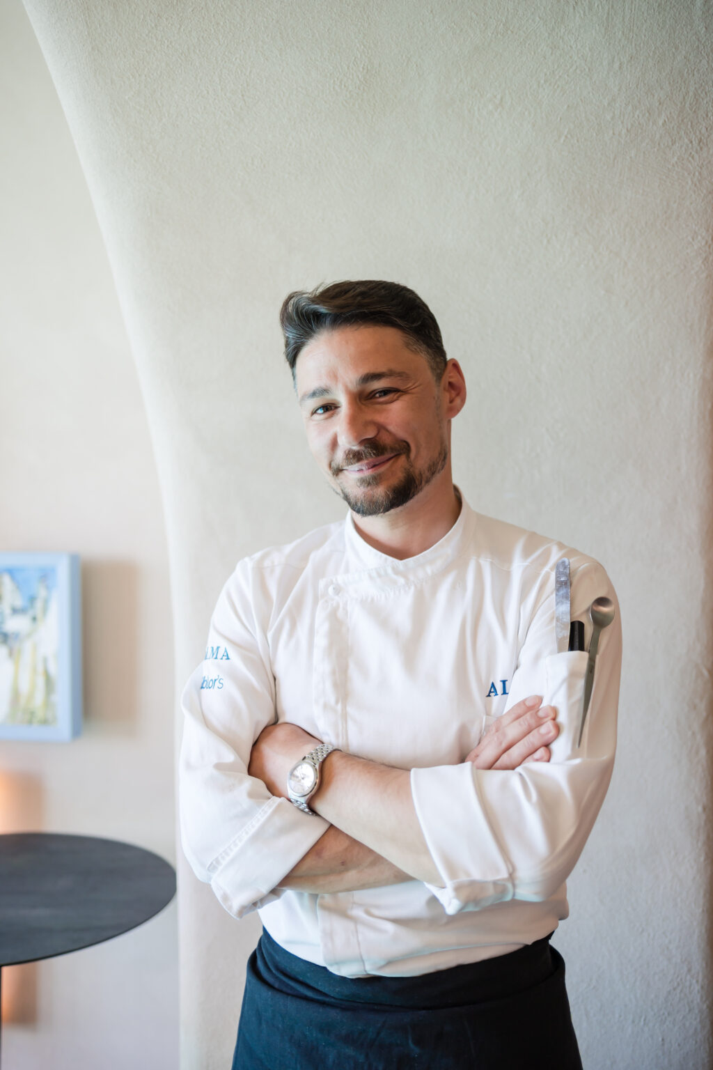Foto dello Chef Francesco Calzone sorridente in posa al ristorante Deodato lounge Bistrot